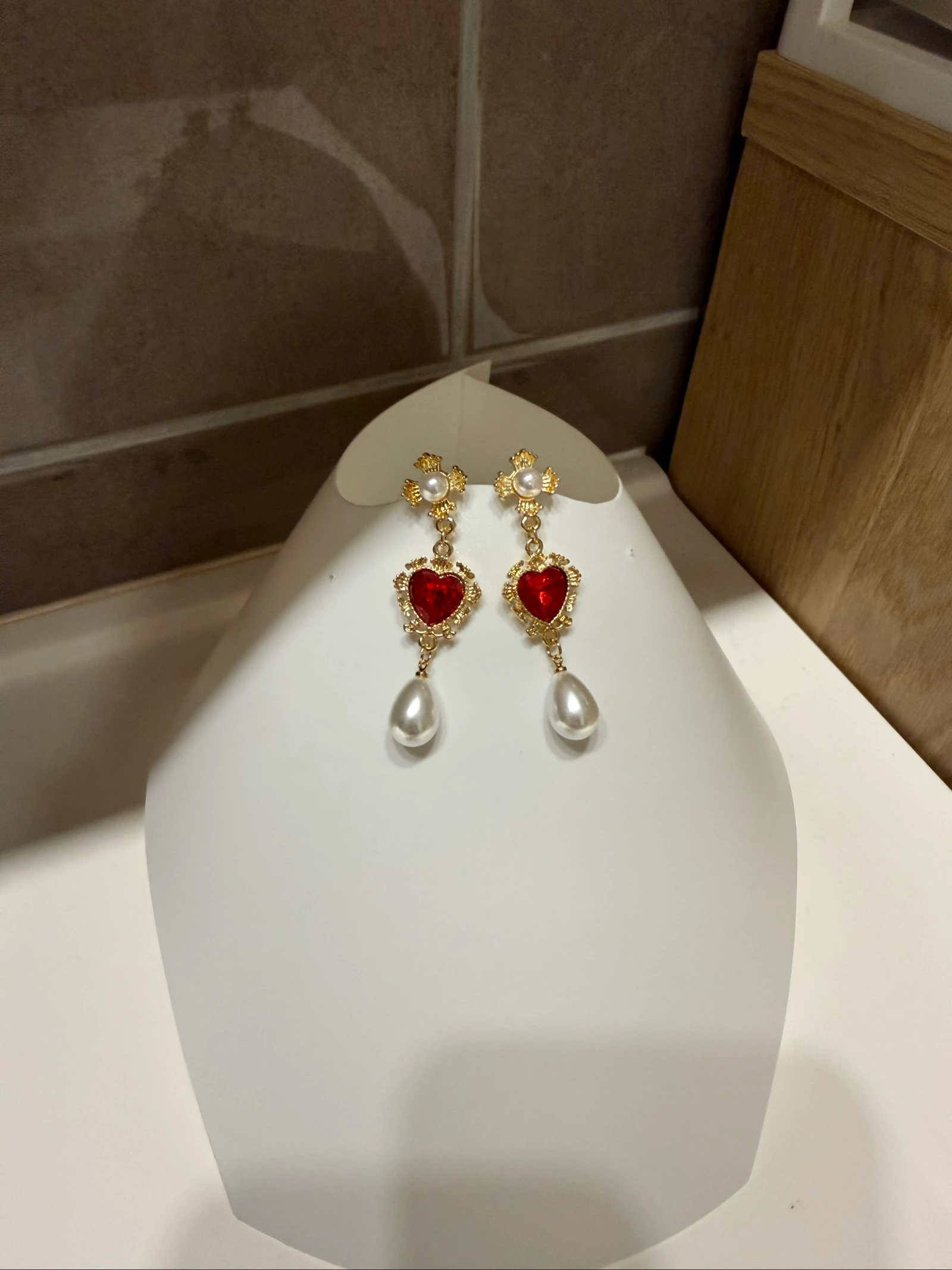 Boucle d’oreille doré avec strass rouge 